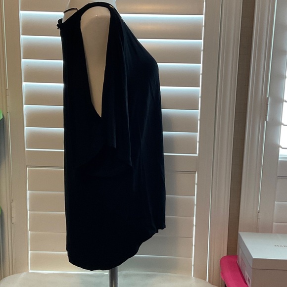 Chic Black Blouse with Gold Detailing - Picture 3 of 7